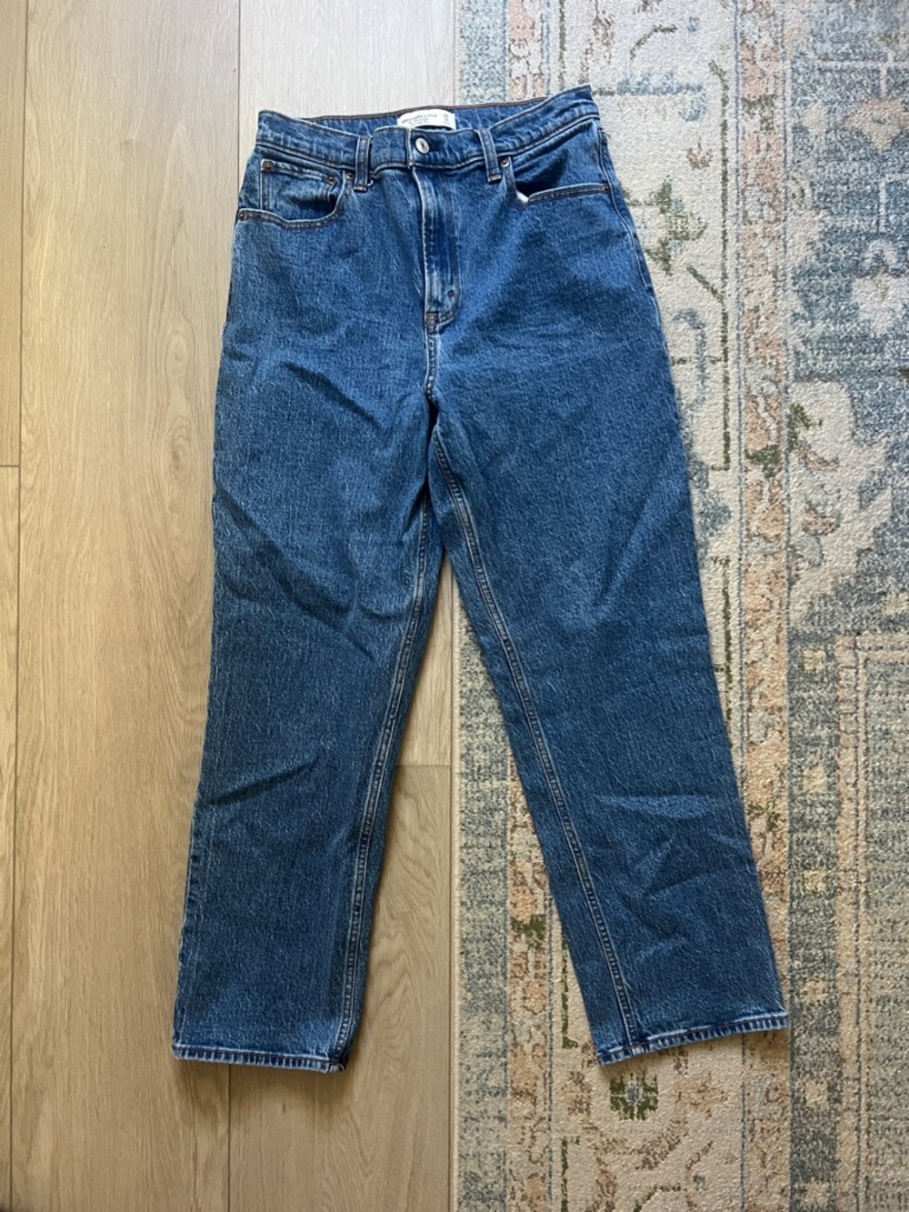 Abercrombie & Fitch 90s Straight Ultra High Rise Jeans in Medium Wash 29 SHORT